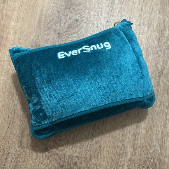 EVERSNUG | Travel Blanket and Pillow | 2 in 1 Compact Blanket - Picture 2 of 4